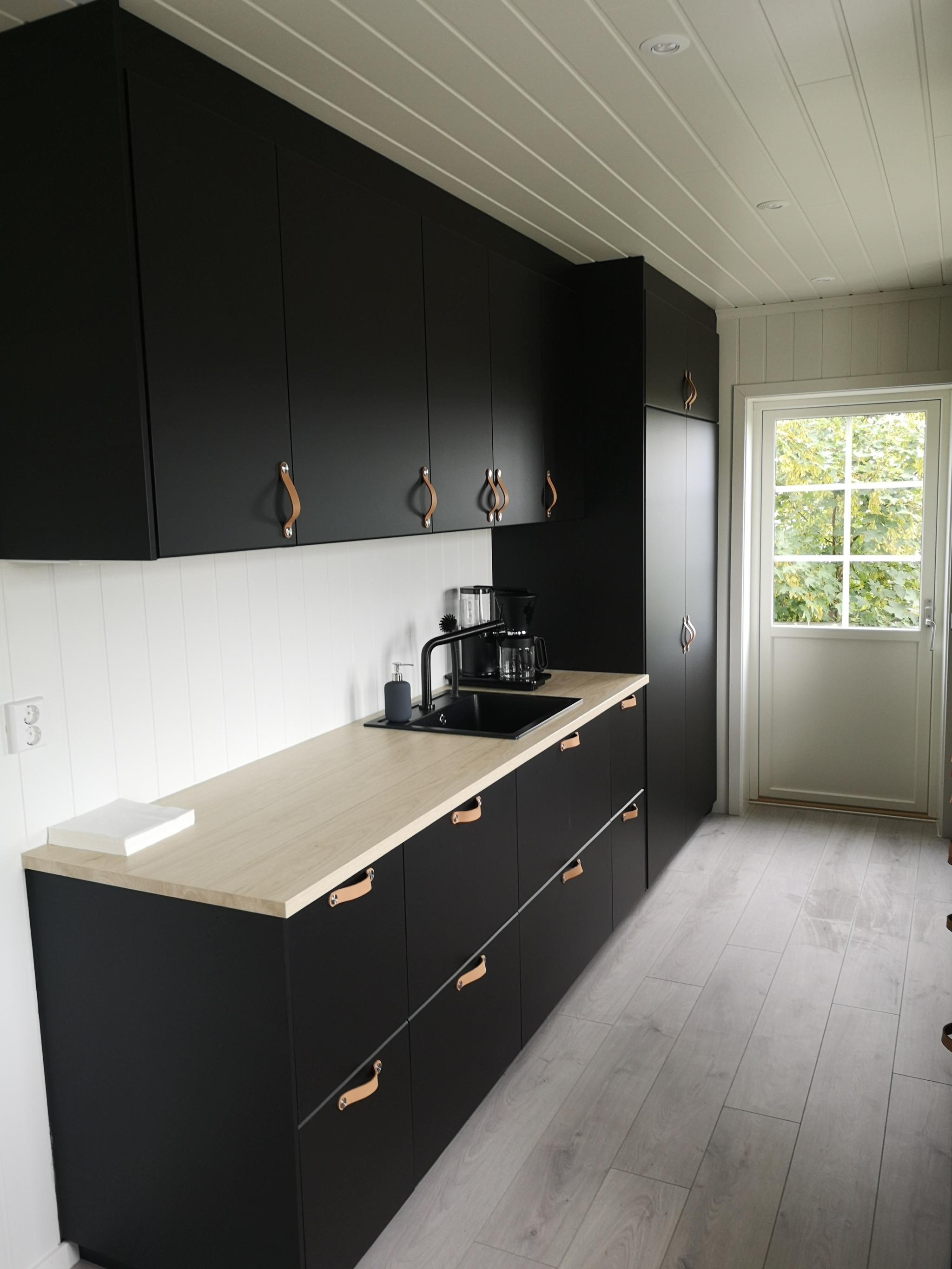 Nytt kjøkken, med oppvaskmaskin, kjøleskap og fryser. Fullt utstyrt. Utgang til terrasse.